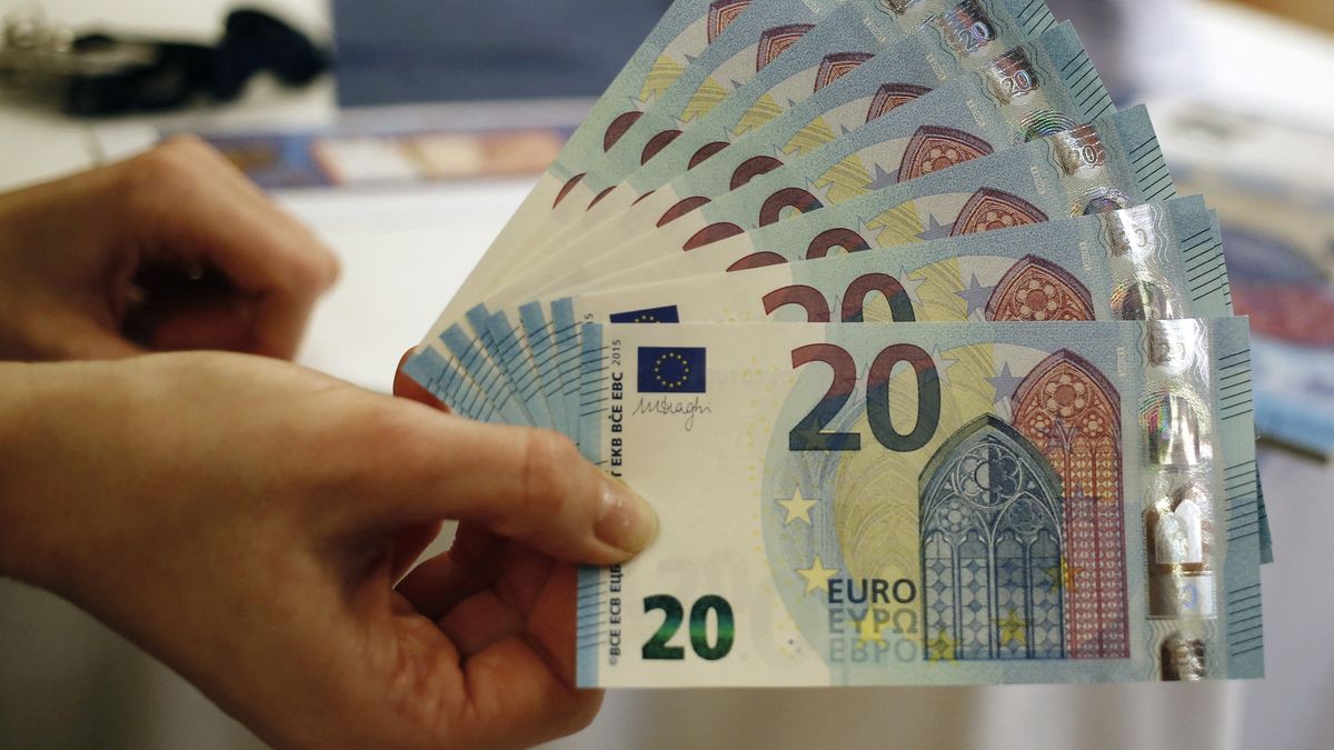 Vyhozený zaměstnanec v Maďarsku dostal mzdu omylem v eurech, vrátit ji nechce